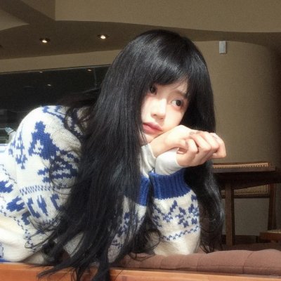 穿一只红鞋的男人